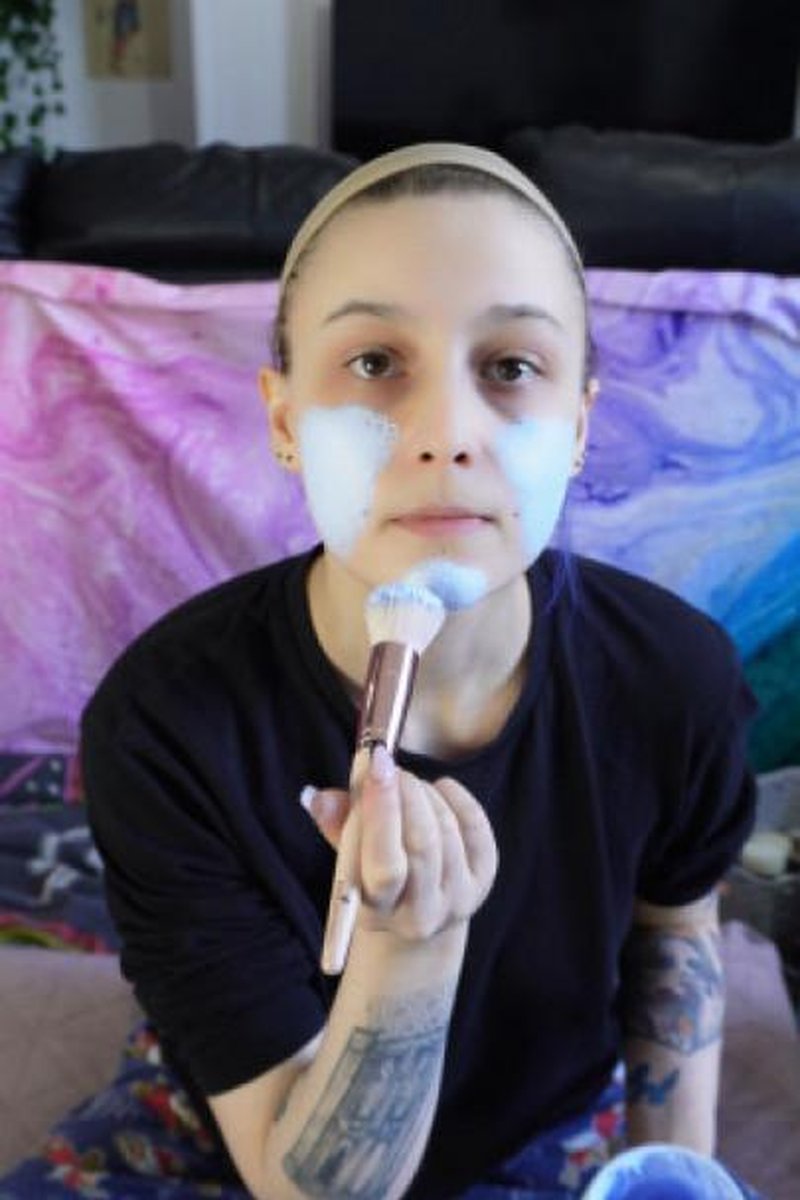Alice Does Makeup - Screenshot 1 of 4 - Aliengirl