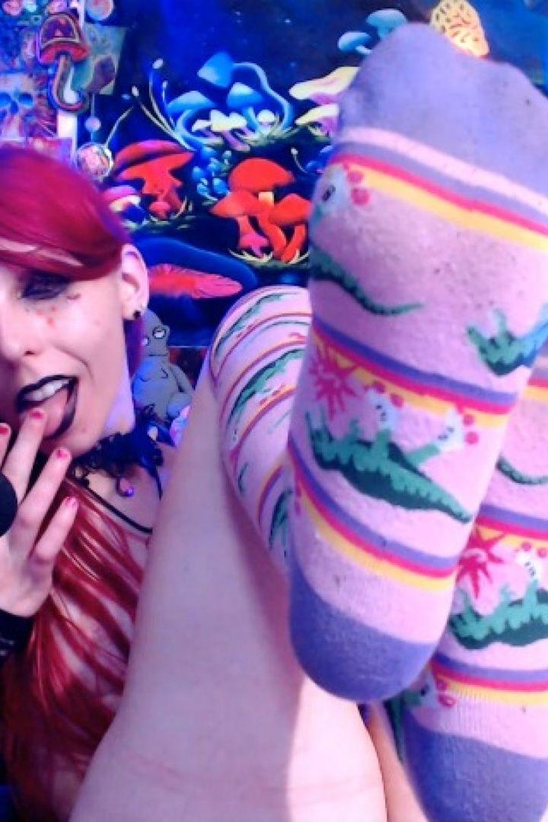 2 Min Knee High Socks Drain Game: Tongue Out - Screenshot 1 of 4 - Cumencouragement