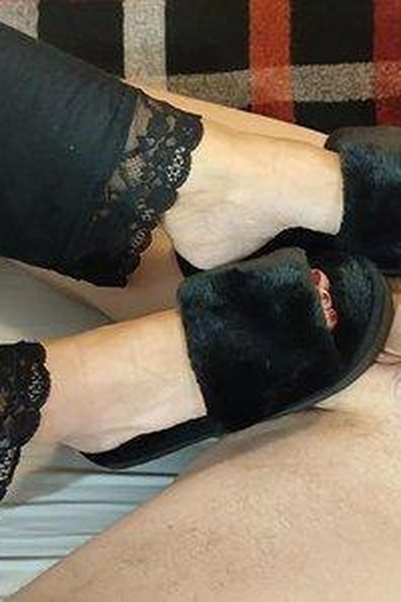 Fluffy Slippers Shoejob - Screenshot 1 of 4 - Cum Play