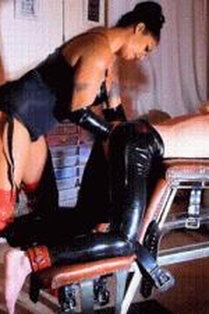 Fissting - Screenshot 1 of 4 - Anal