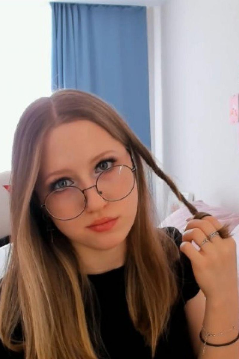 Chewing Bubble Gum - Screenshot 1 of 4 - Adorable