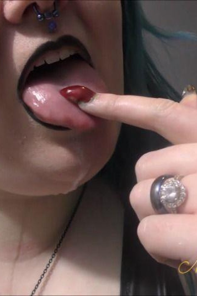 Close Up Spitting - Screenshot 1 of 4 - Femdom