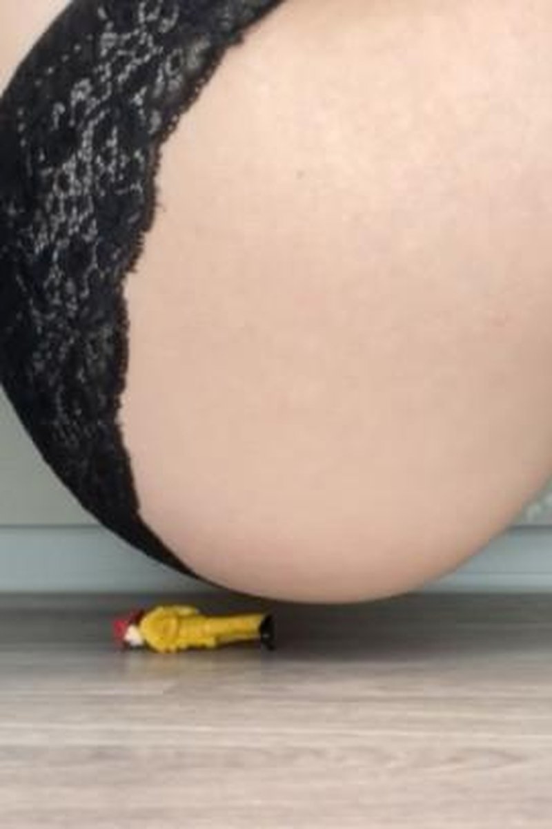 Buttcrush | Tiny Man Trapped - Screenshot 1 of 4 - Ass Fetish