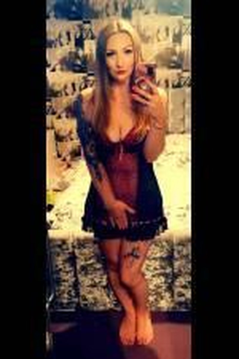 Red - Screenshot 1 of 4 - Blonde Hair (Female)