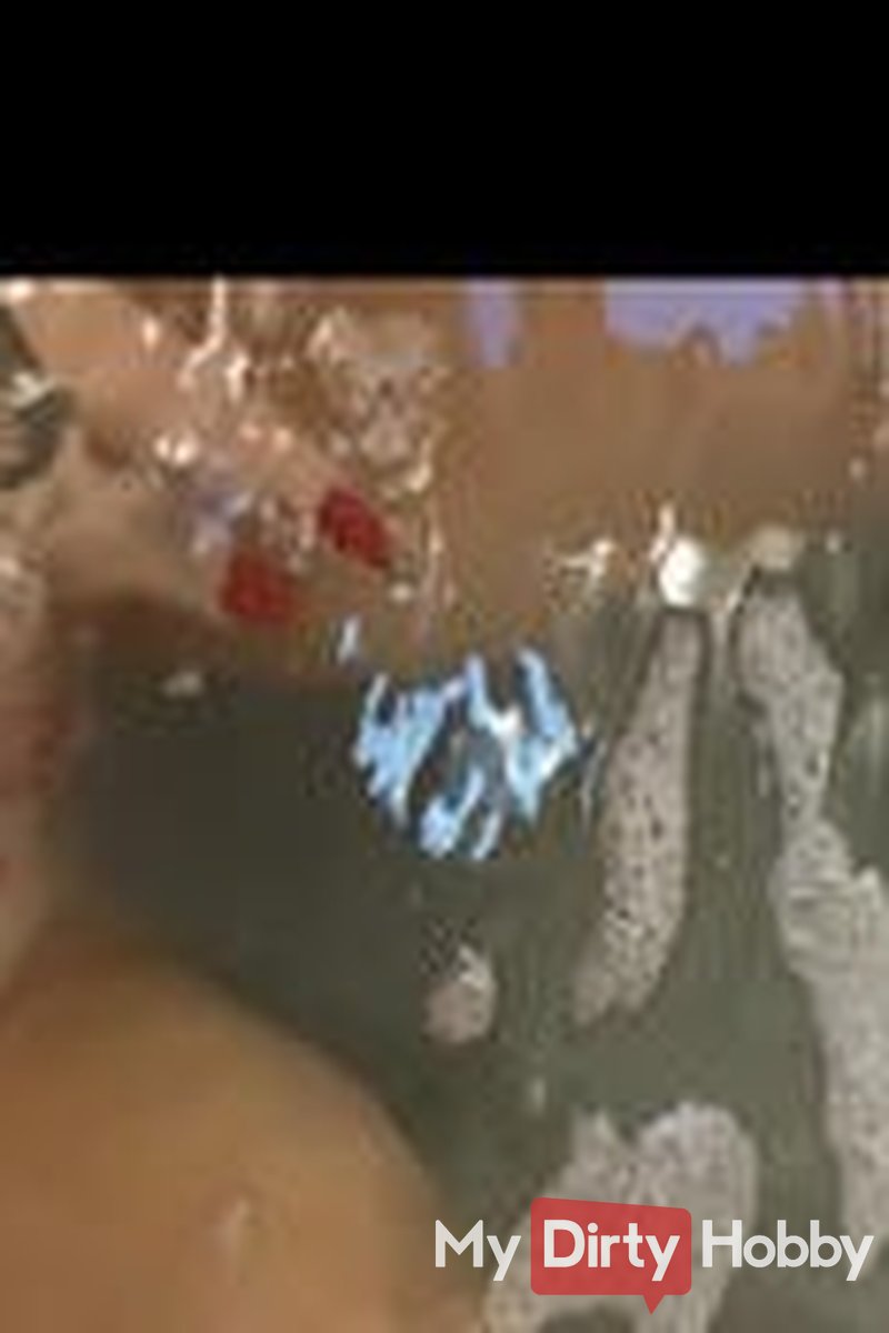 Babe Taking a Bath - Screenshot 1 of 4 - Sophie926