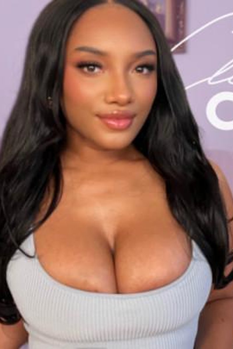 Cleavage Cuck - Screenshot 1 of 4 - Big Tits