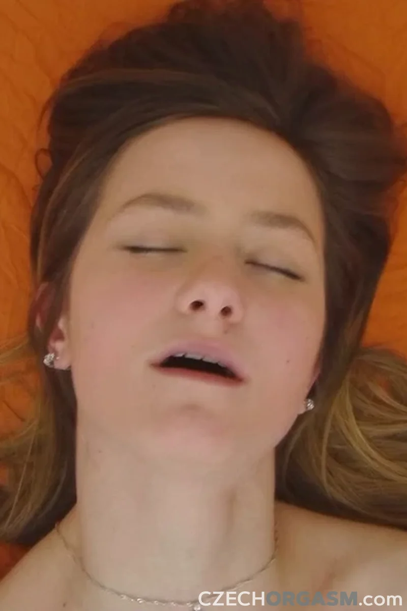 Two Hands Action - Screenshot 1 of 4 - Brown Hair