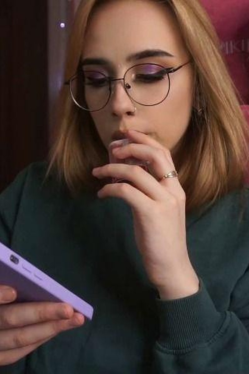 Vaping & Ignoring - Screenshot 1 of 4 - Blonde Hair (Female)