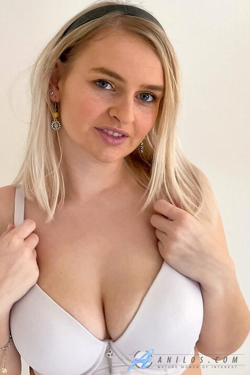 Charmed - Screenshot 1 of 4 - Blond Hair