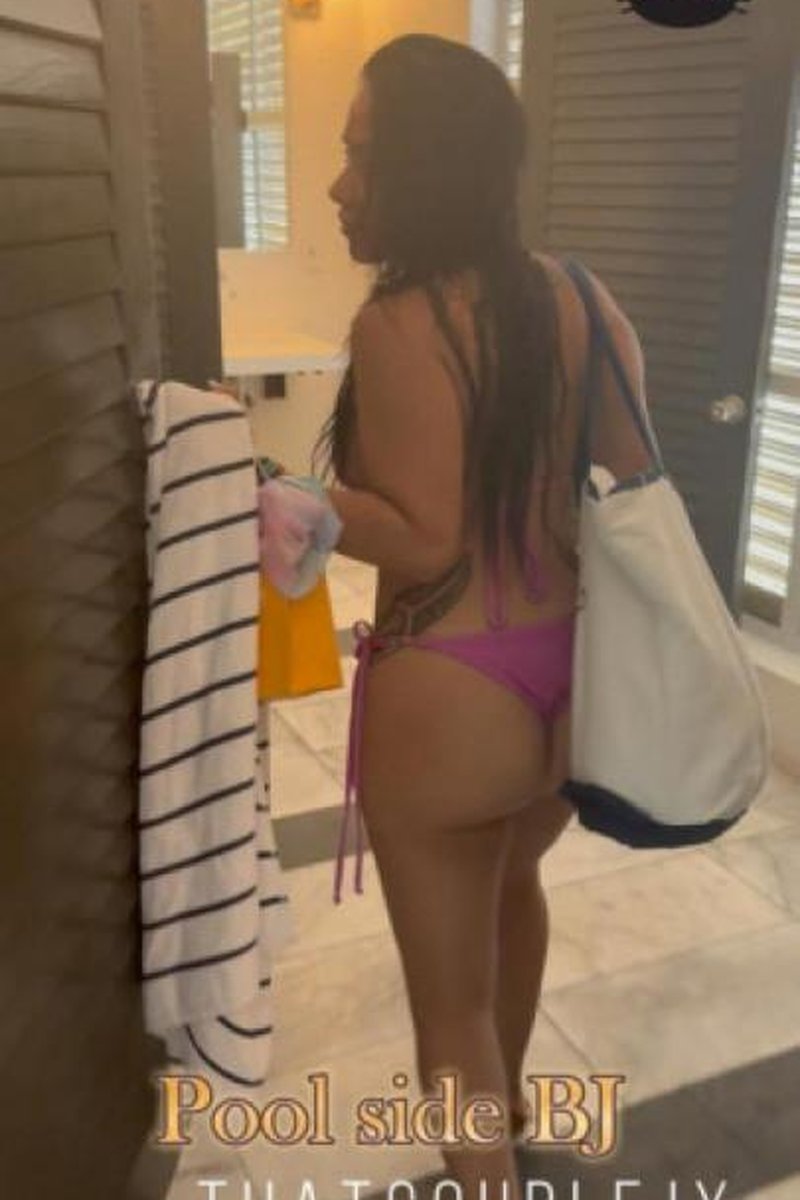 Pool Side BJ - Screenshot 1 of 4 - Blowjob