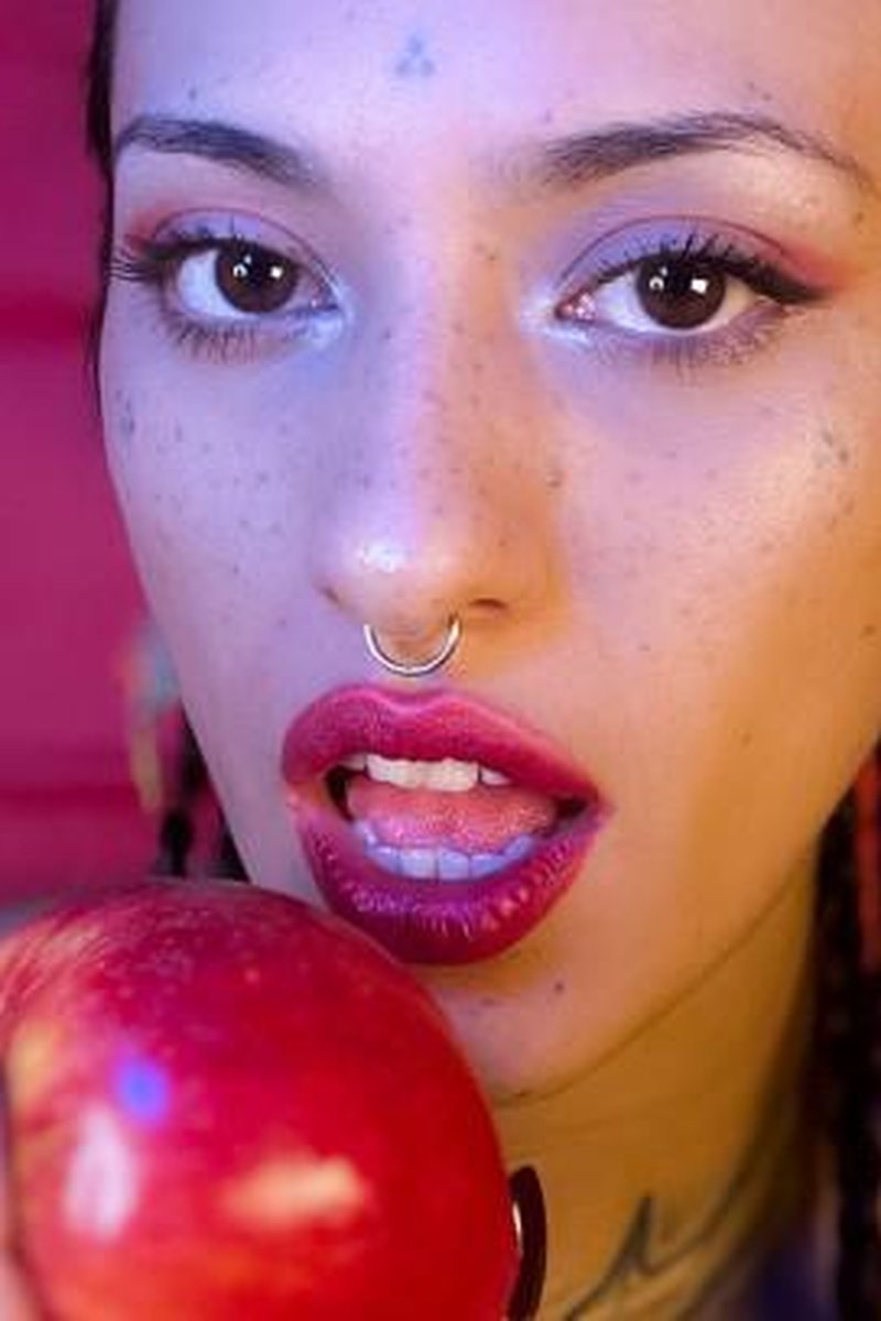 ASMR Biting Apple - Screenshot 1 of 4 - Bites