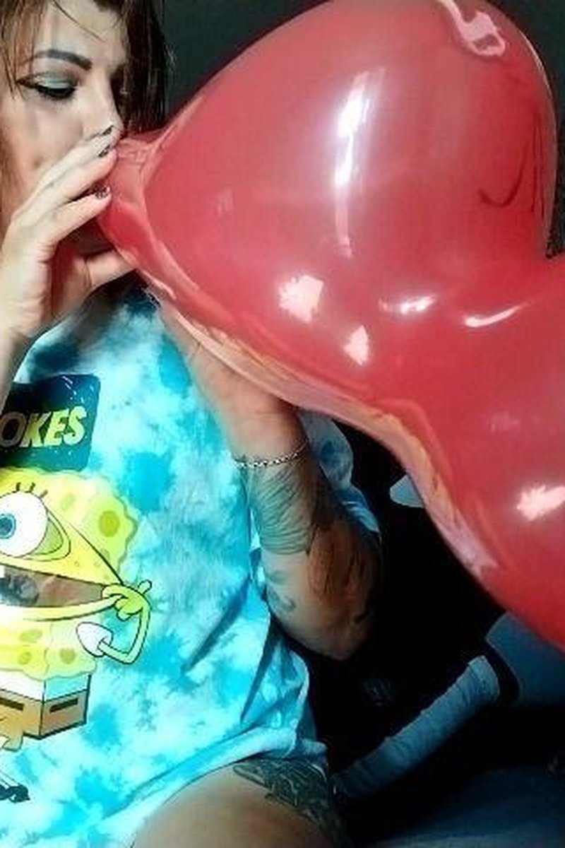 Blowing Balloons - Screenshot 1 of 4 - Balloon Fetish