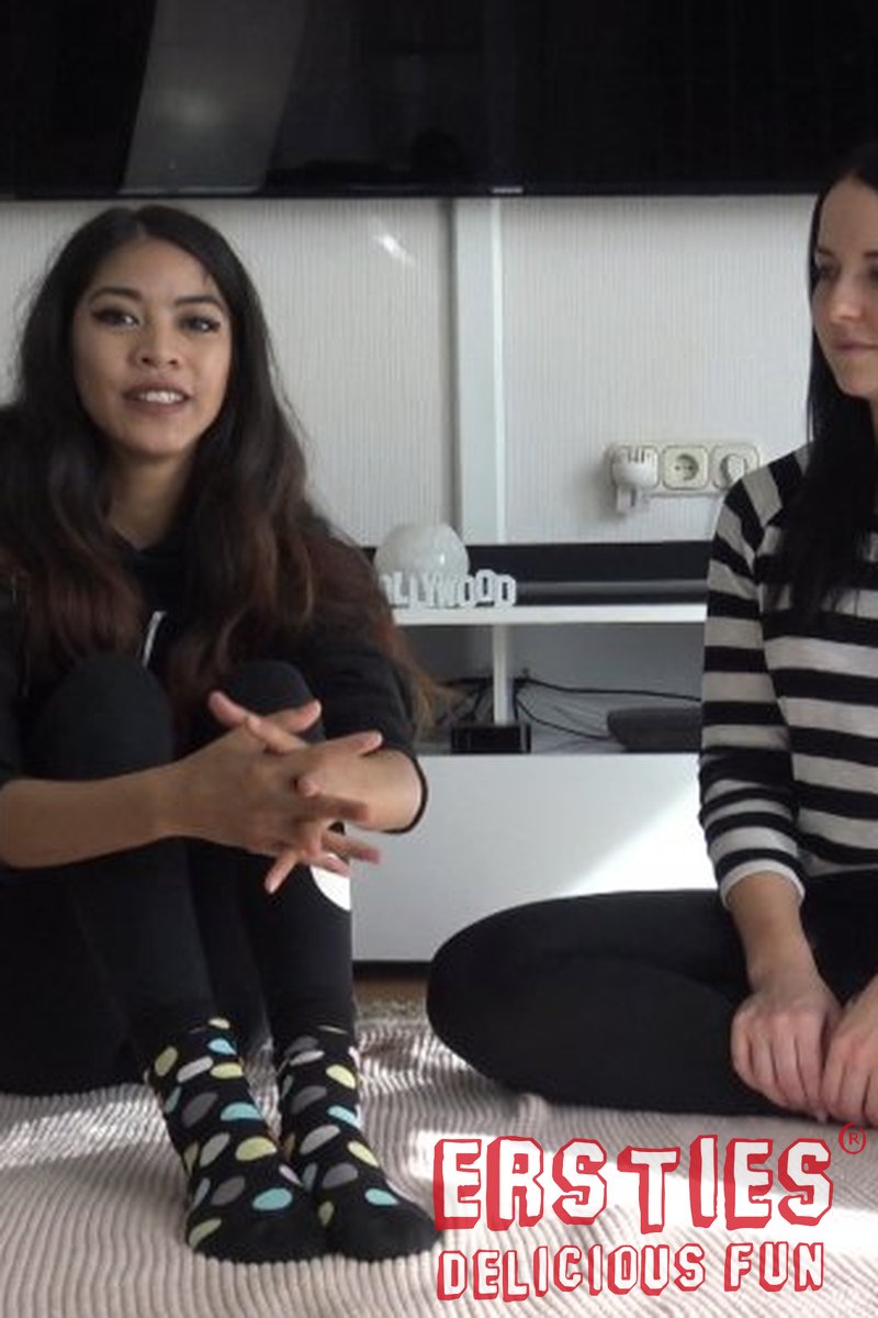 Interview with Kim R. & Emma E. - Screenshot 1 of 4 - European