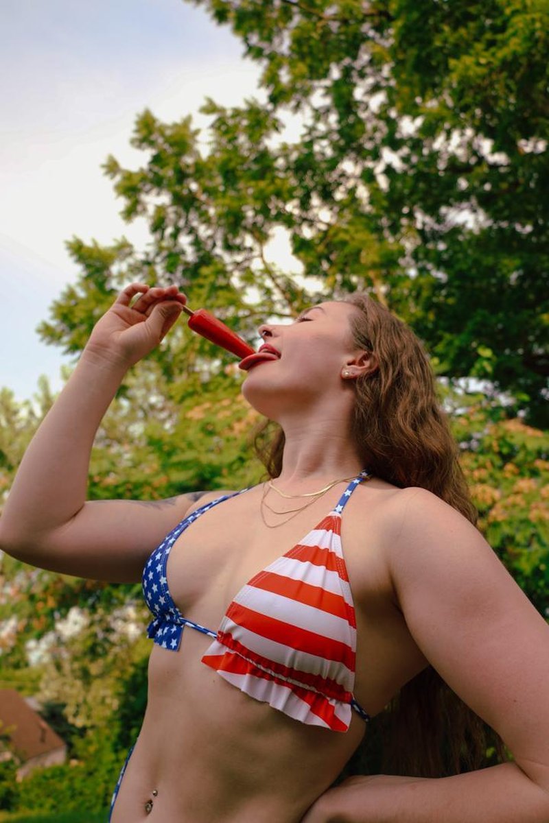 TP-iwantclipsalexiabeauty-outside-popsicle-and-bikini-photo-shoot