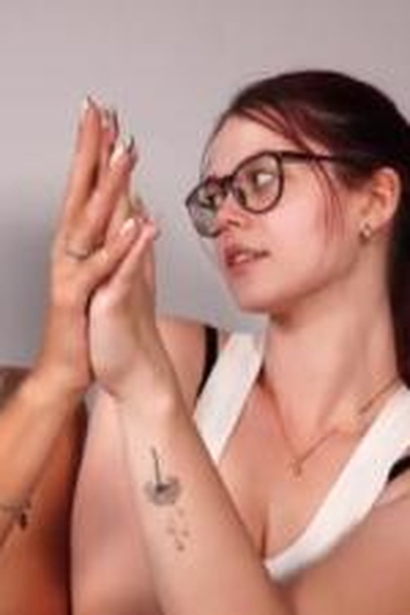 Goddesses Compare Hand Sizes - Screenshot 1 of 4 - Body Part Comparison