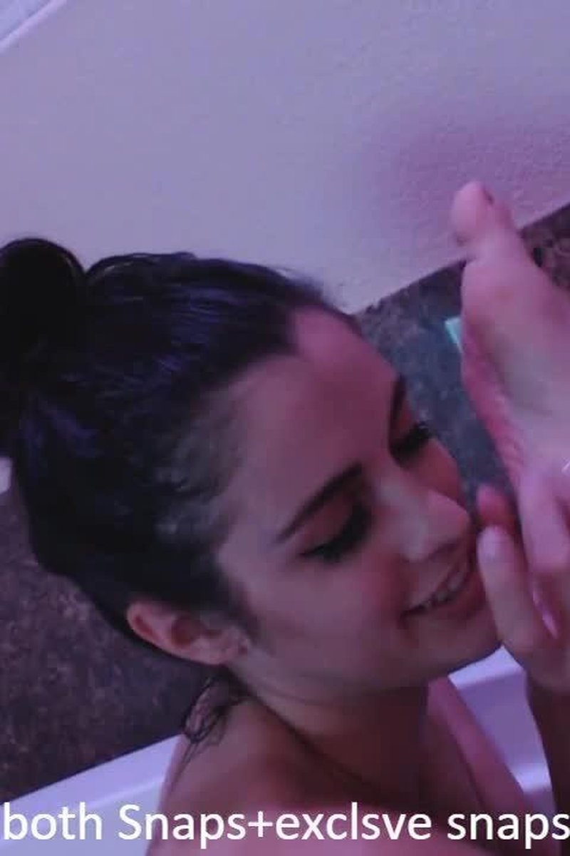 Raeriley Toe Sucking - Screenshot 1 of 4 - Foot Fetish