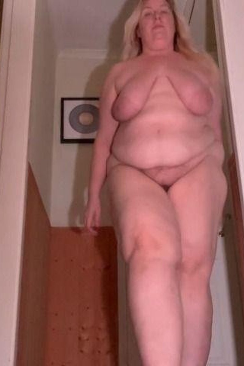 Nude Walking - Screenshot 1 of 4 - BBW