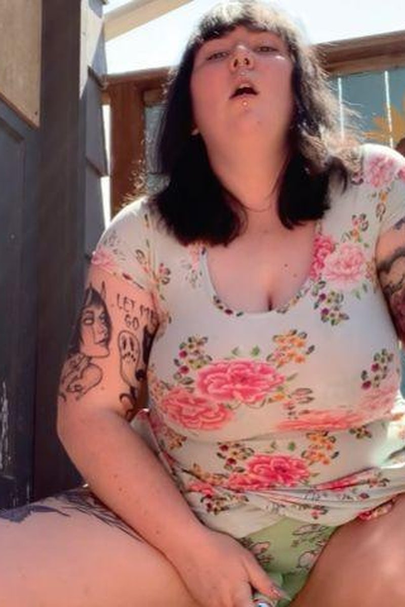 Outdoor Orgasm - Screenshot 1 of 4 - Curvy