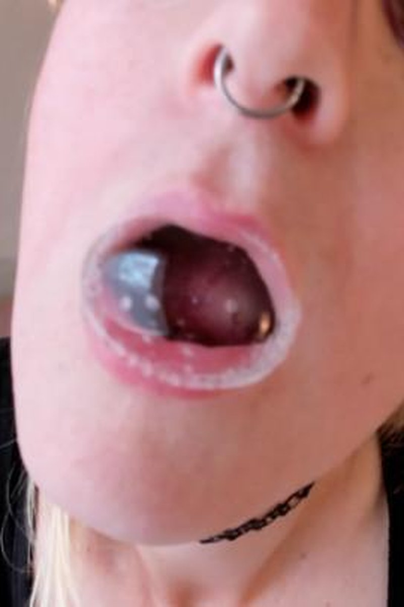 Spit Bubble Play - Screenshot 1 of 4 - Blonde Hair (Female)