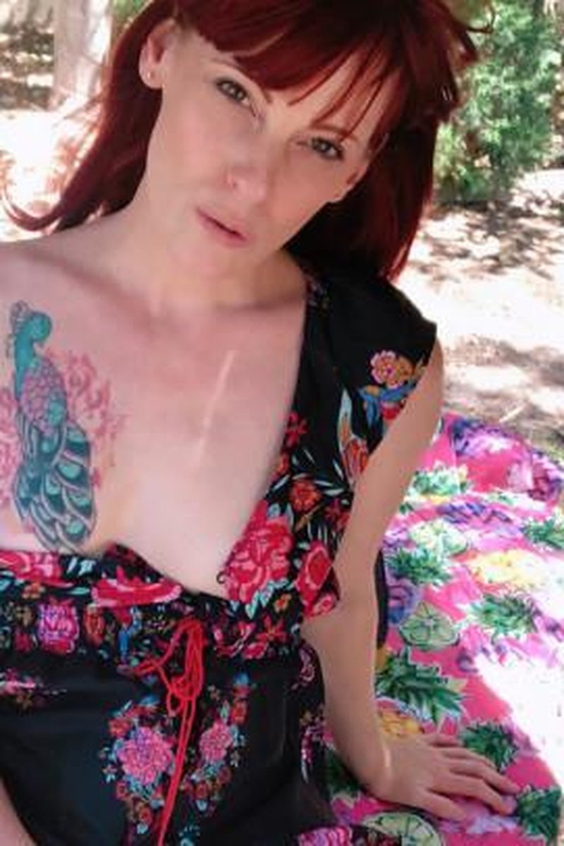 Fingering Myself Outside - Screenshot 1 of 4 - Babes