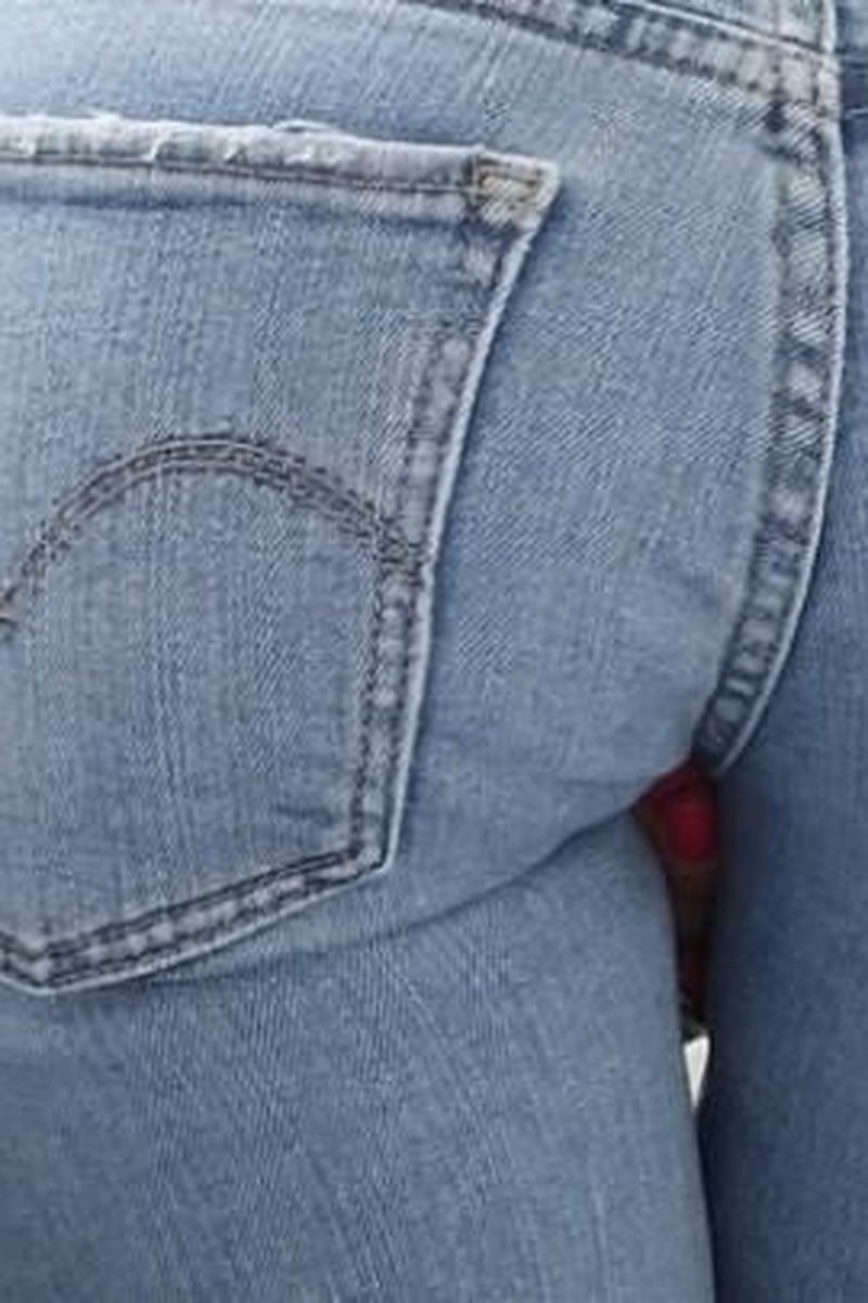 Nerdy Faery Farts & Pees In Her Levi's - Screenshot 1 of 4 - Farting