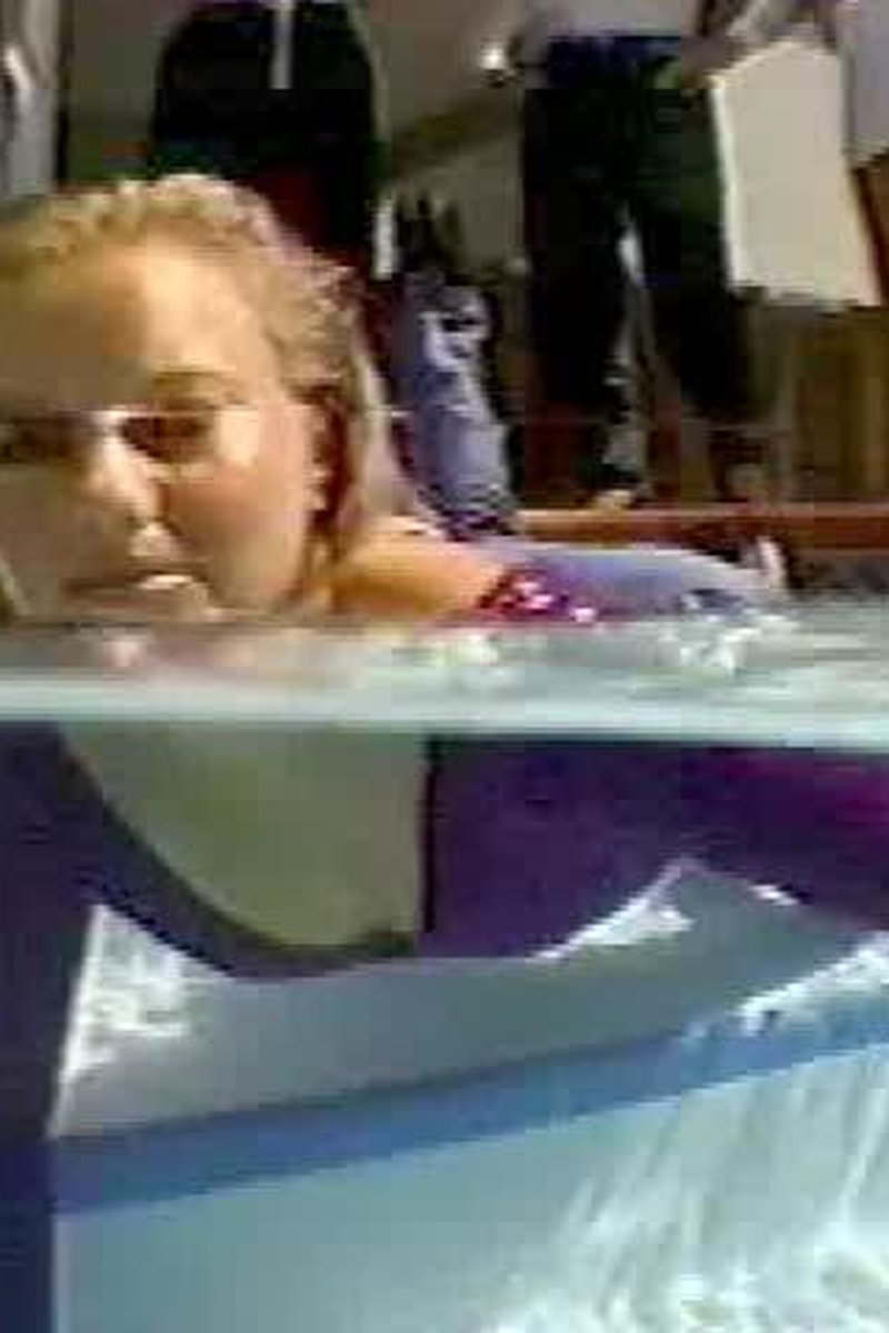 Backstage: Underwater Posing - Screenshot 1 of 4 - Jeans