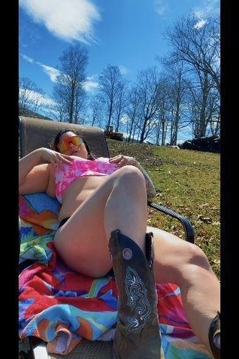 Bored While Tanning Outside - Screenshot 1 of 4 - Amateur