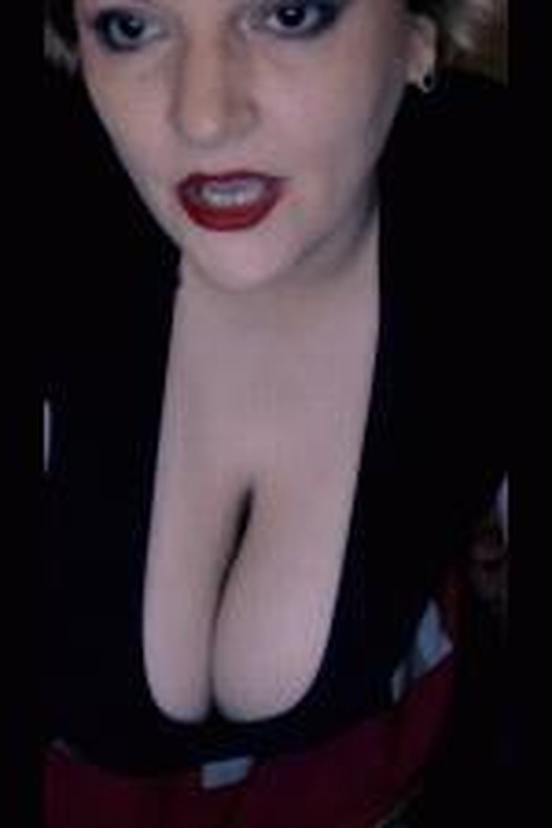 Hot Deep Cleavage - Screenshot 1 of 4 - Big Beautiful Women
