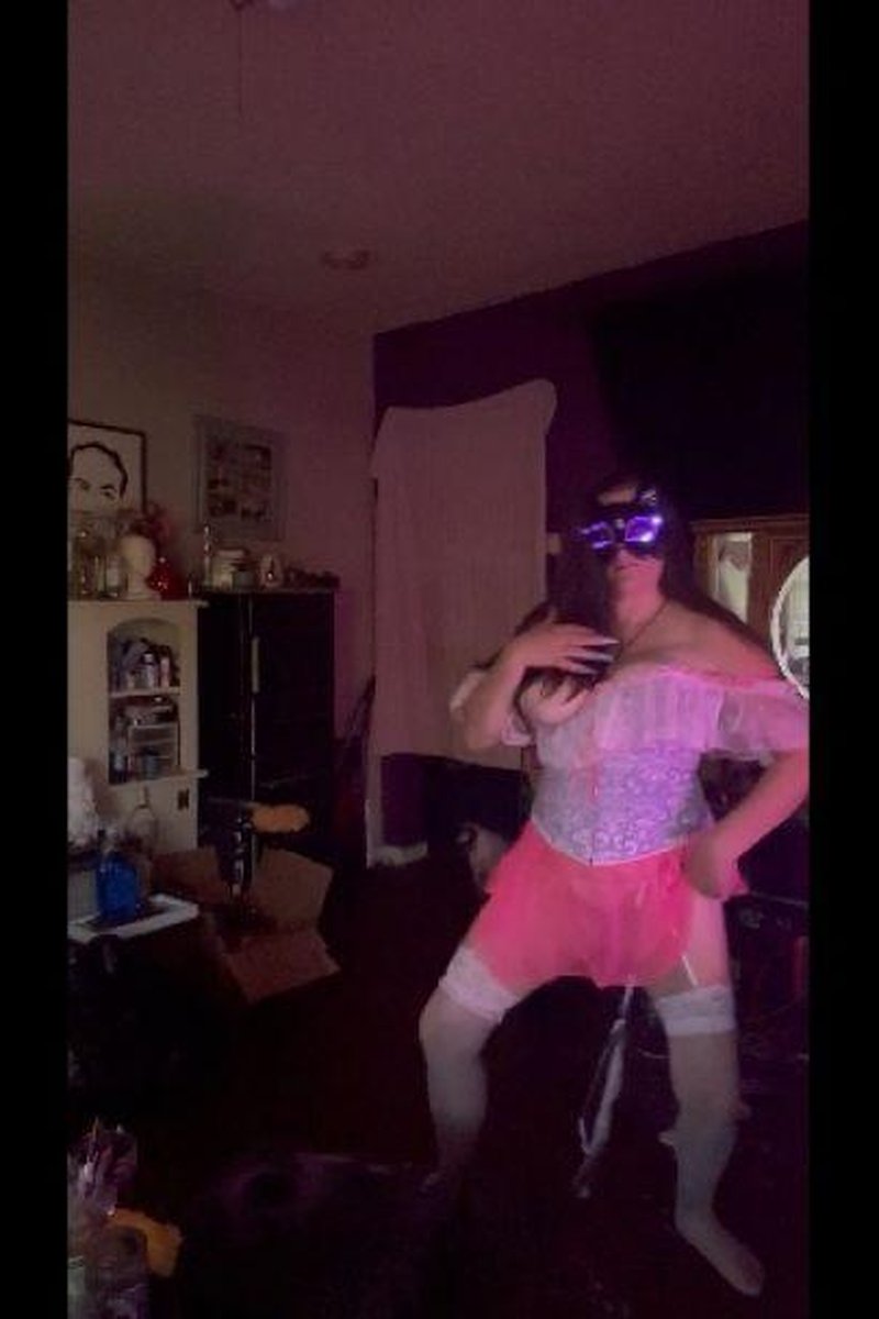 MILF Dancing - Screenshot 1 of 4 - Dancer
