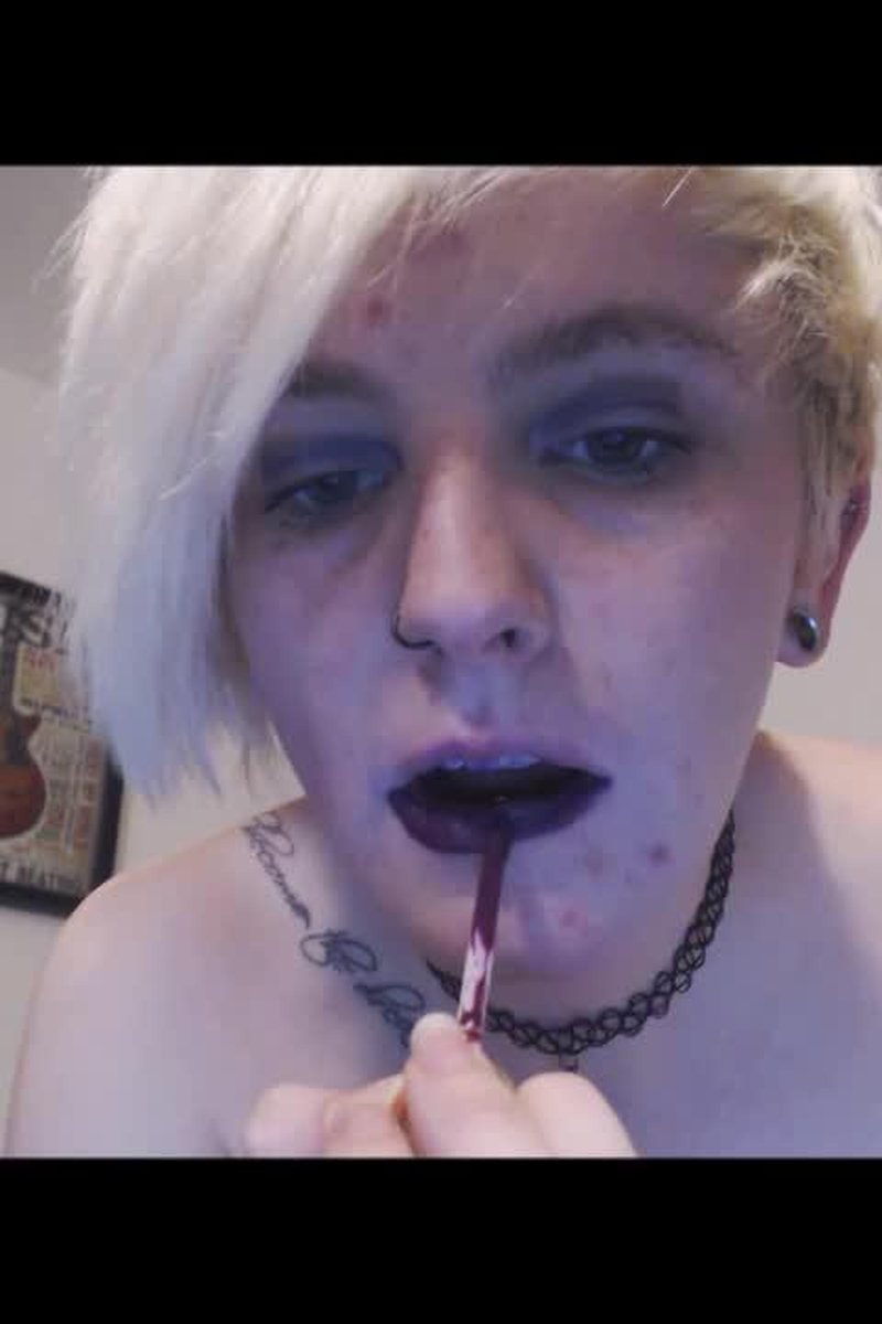 Pixie Shows Off Her Lipstick - Screenshot 1 of 4 - Lipstick Fetish