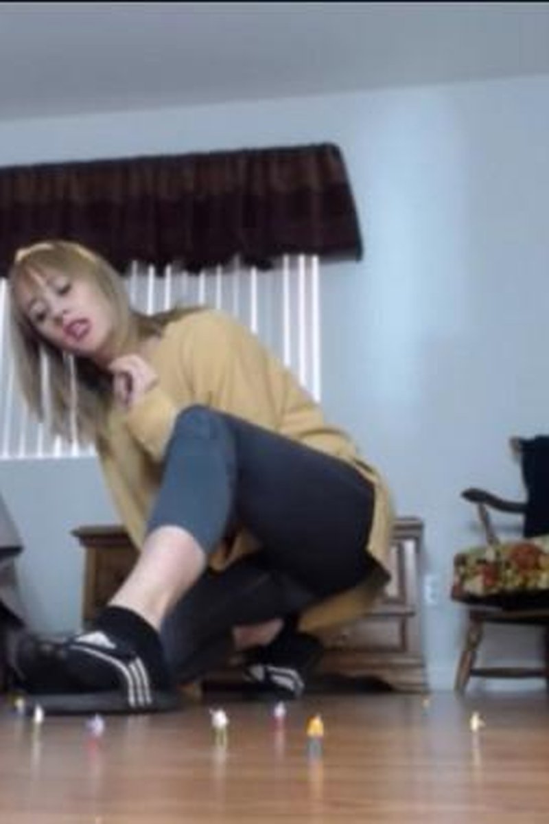 Stomping Tiny People - Screenshot 1 of 4 - Executrix