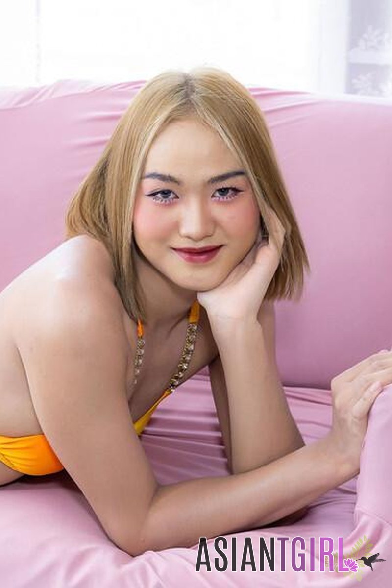 Blonde Bombshell Unleashed - Screenshot 1 of 4 - Asian