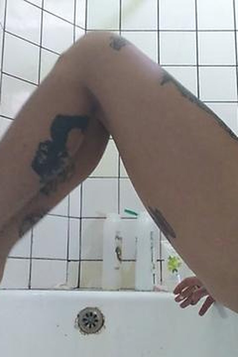 Leg Shaving - Screenshot 1 of 4 - Bathroom