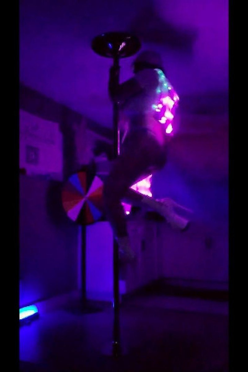 Led Pole Dancing - Screenshot 1 of 4 - Dancer