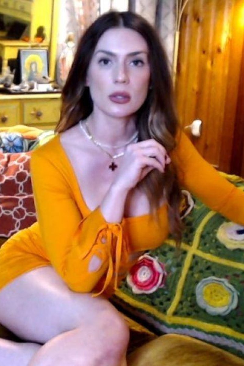 Goddess Eats Ice Cream - Screenshot 1 of 4 - Femdom