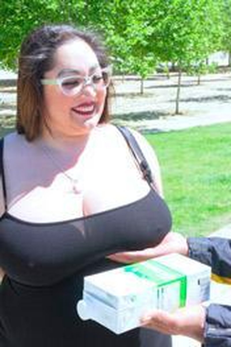 The Big Question: Big Boobs or a Milk Carton? Mae Will Solve It Quick - Screenshot 1 of 4 - BBW