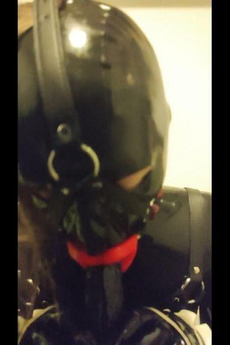 Fellation En Latex / Latex Sucking - Screenshot 1 of 4 - Gagging