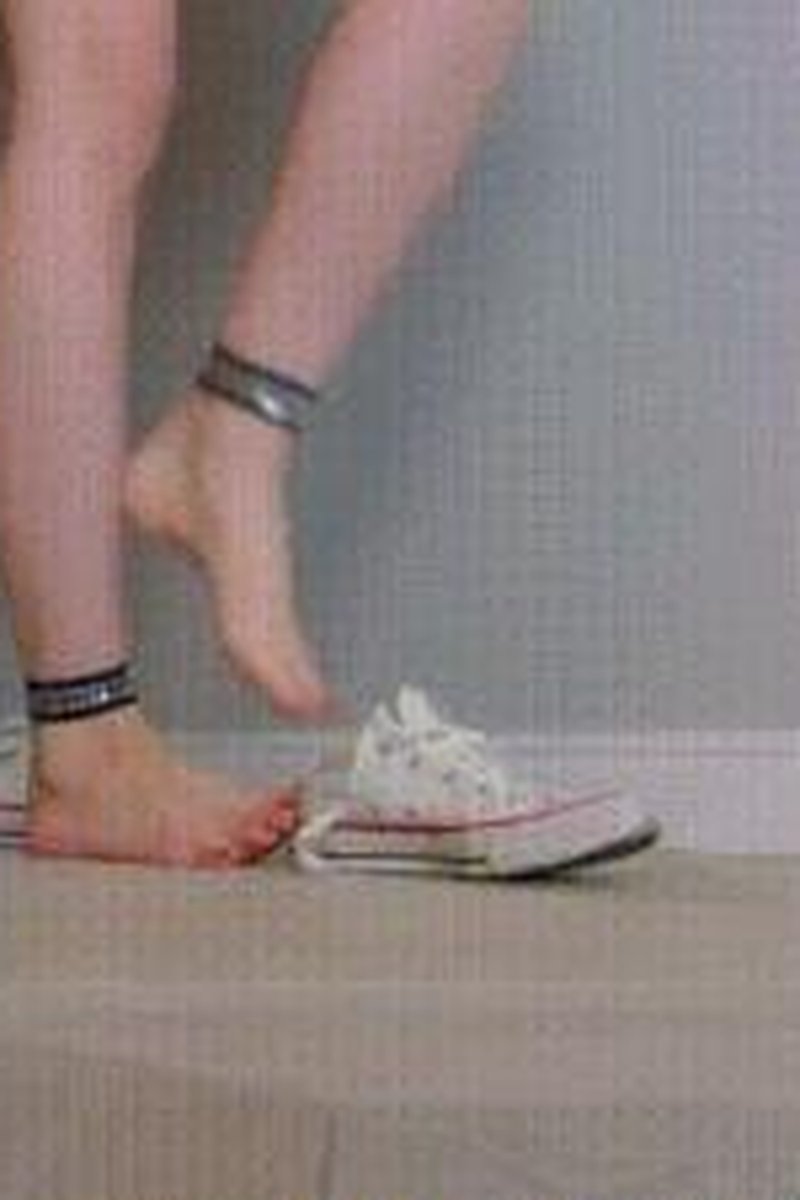TP-iwantclipspolishmistress-lisa-irritating-step-sister-foot-dominate-her-step-brother-polish-language-hd-2560x1440