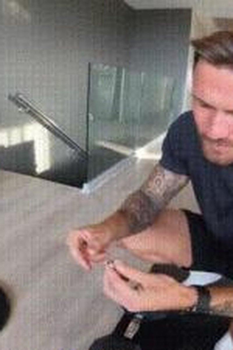 Phil Tiny Man 2 - Screenshot 1 of 4 - Foot Fetish