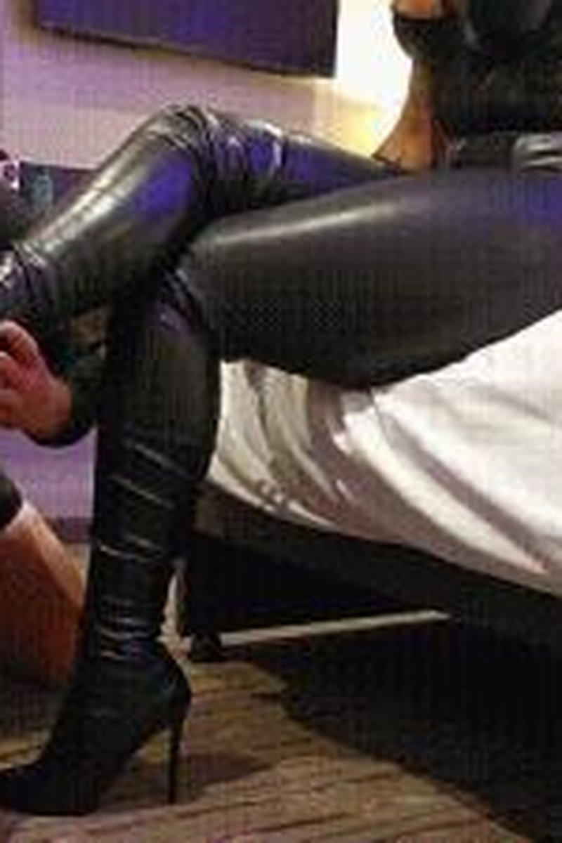 Leather Pup Worship And Facesitting - Screenshot 1 of 4 - Ass Worship