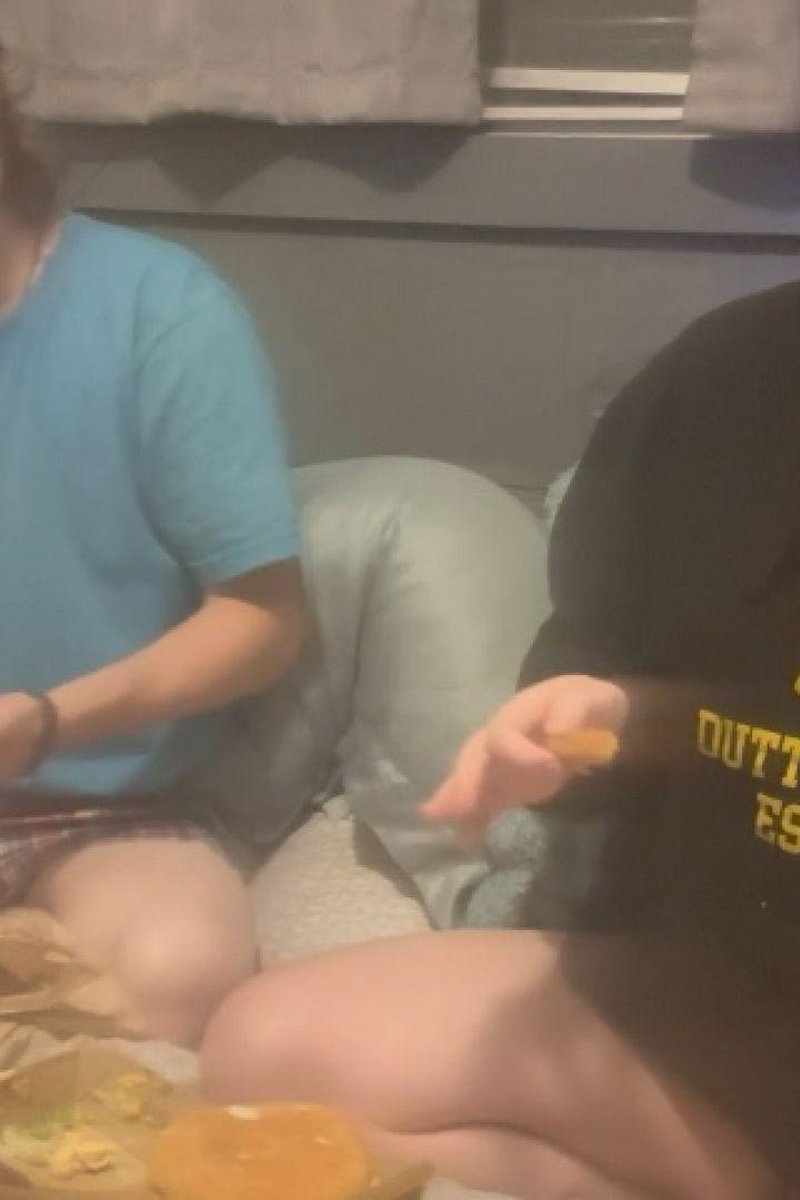 Dinner Time Mukbang - Screenshot 1 of 4 - Food