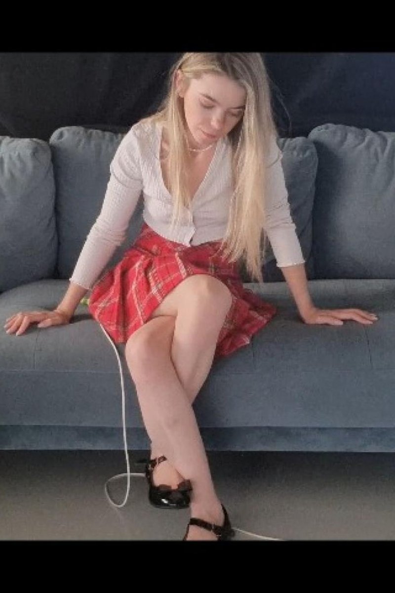 Custom] Double Crossing My Legs - Screenshot 1 of 4 - Blonde Hair (Female)