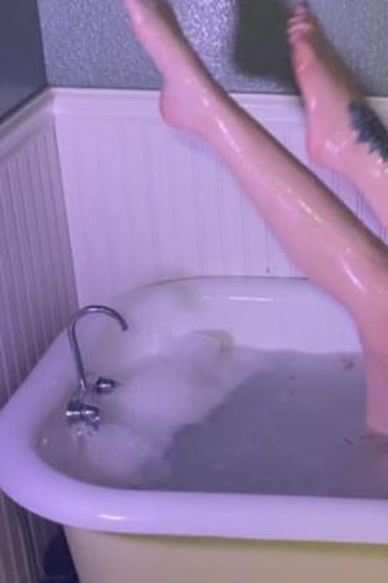 Romantic Bath With Long-Legged Step-Mommy - Screenshot 1 of 4 - Bathroom