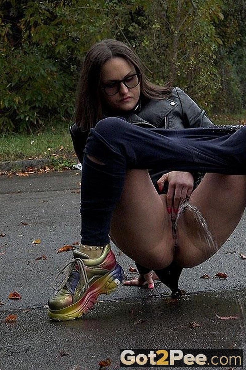 Busting Barbe - Screenshot 1 of 4 - Golden Shower