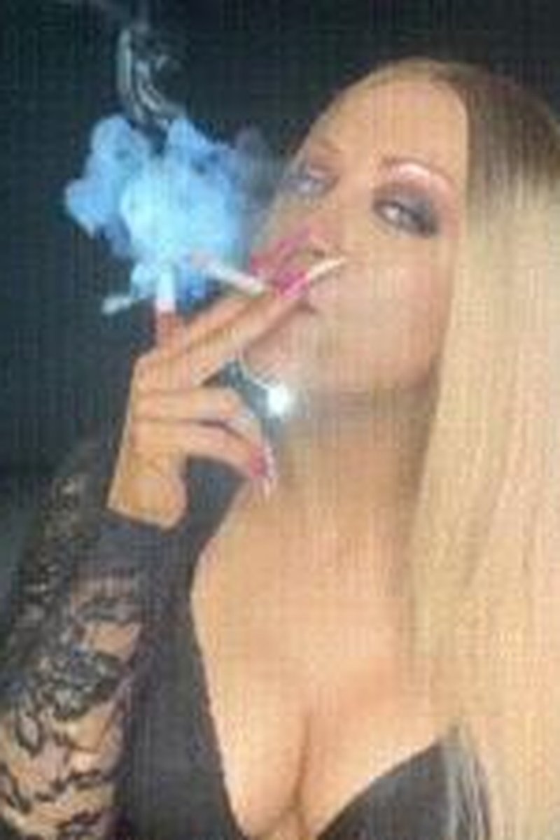 Human Ashtray - Screenshot 1 of 4 - Smoking