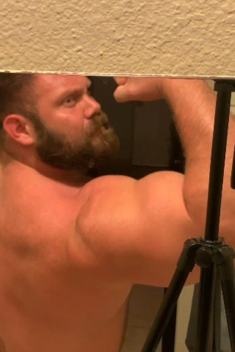 Muscle Bear Mirror Flex - Screenshot 1 of 4 - Bodybuilder