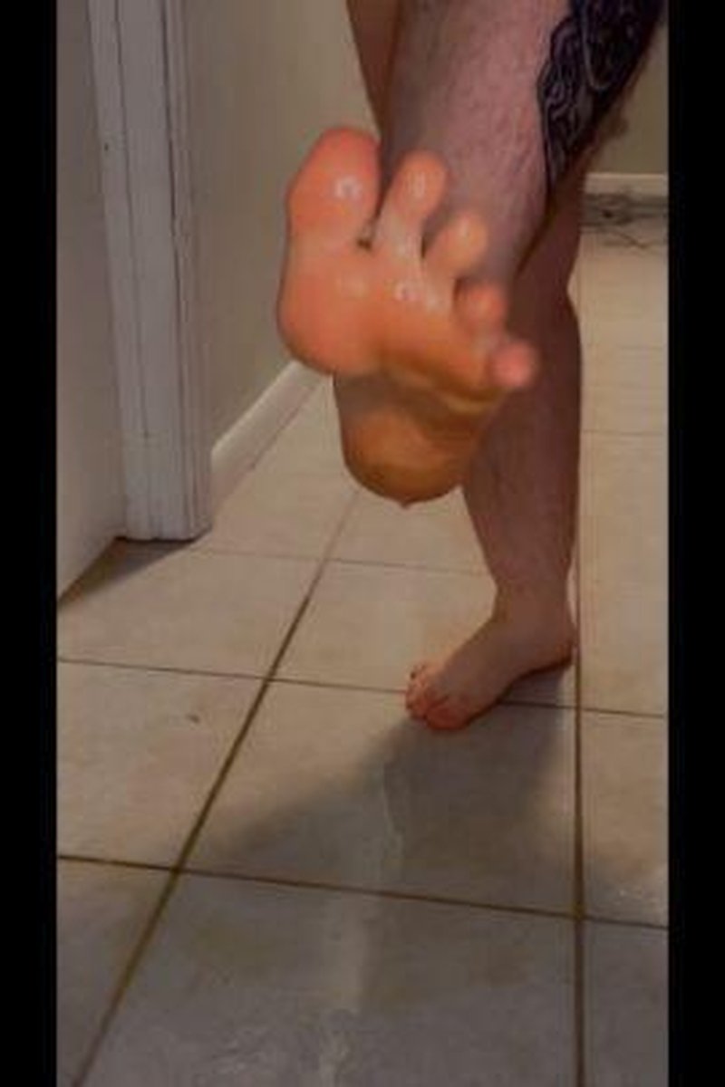 Pee Puddle Splashing - Screenshot 1 of 4 - BBW