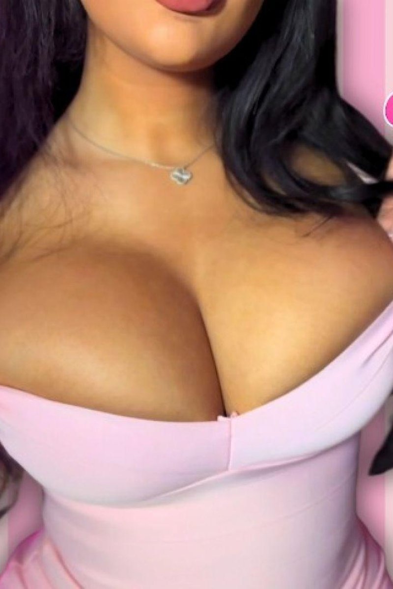 Cleavage Worship - Screenshot 1 of 4 - Big Tits
