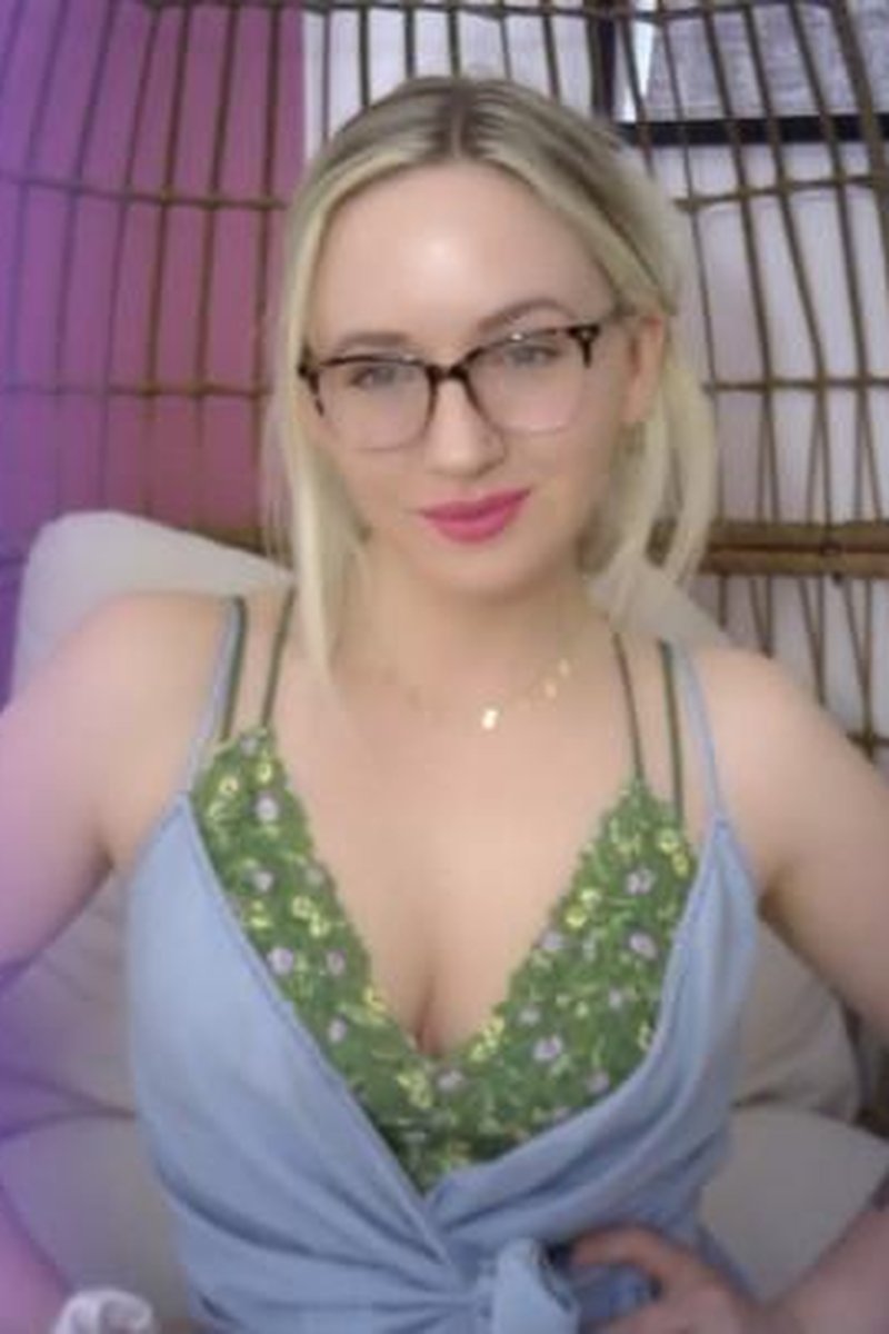 Simple Slave Task Two - Screenshot 1 of 4 - Bitch