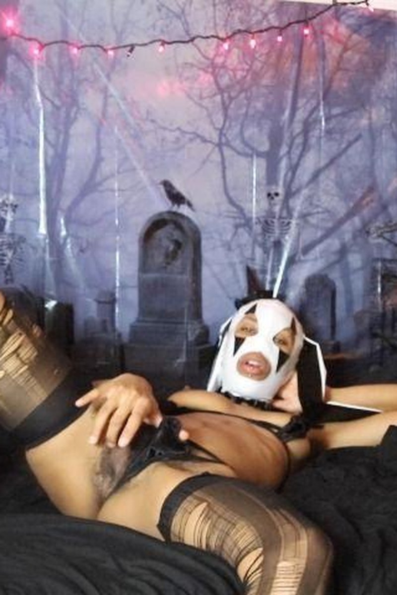 Spit - Screenshot 1 of 4 - Cosplay